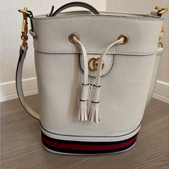 Gucci Cream Bucket Shoulder Bag with Gold Details - Picture 2 of 16